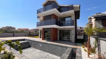 Geniş Havuzlu ve Bahçeli Modern Çalış Villası